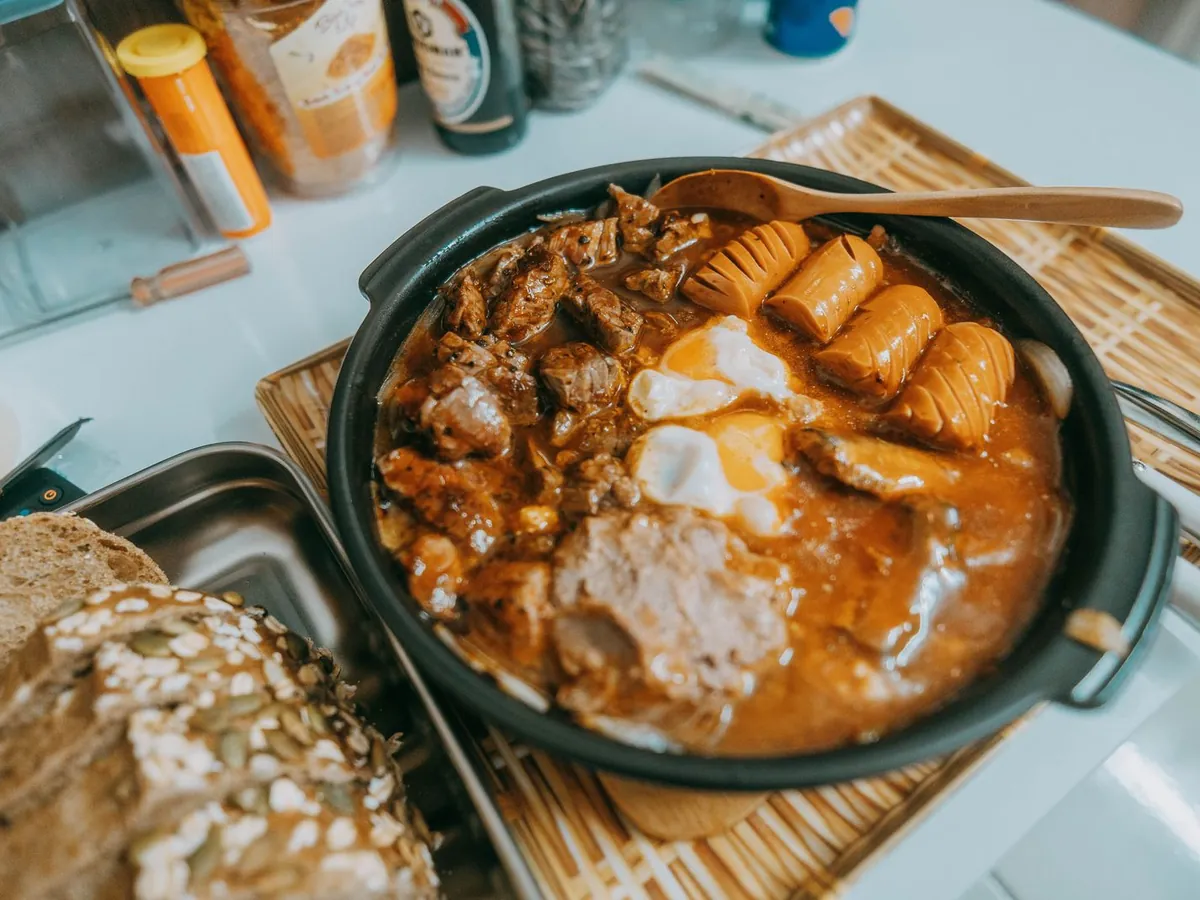 Estofado casero servido en olla con pan